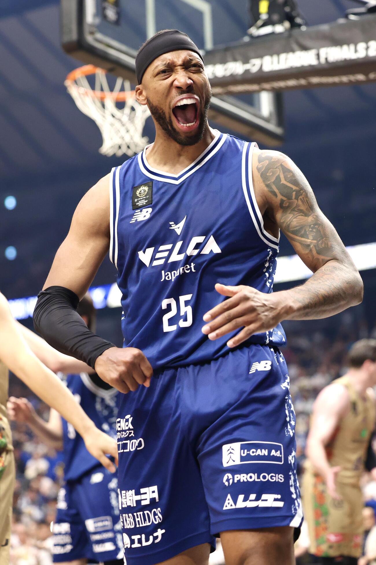 りそなBリーグ1部チャンピオンシップ決勝　第1戦　長崎対琉球　第3Q、ファウルをもらい雄たけびを上げる長崎アキル・ミッチェル（撮影・宮地輝）＝2026年5月23日
