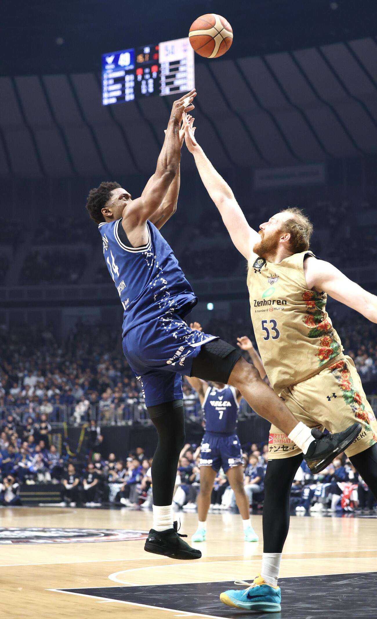 りそなBリーグ1部チャンピオンシップ決勝　第1戦　長崎対琉球　第3Q、シュートを決める長崎スタンリー・ジョンソン（撮影・宮地輝）＝2026年5月23日