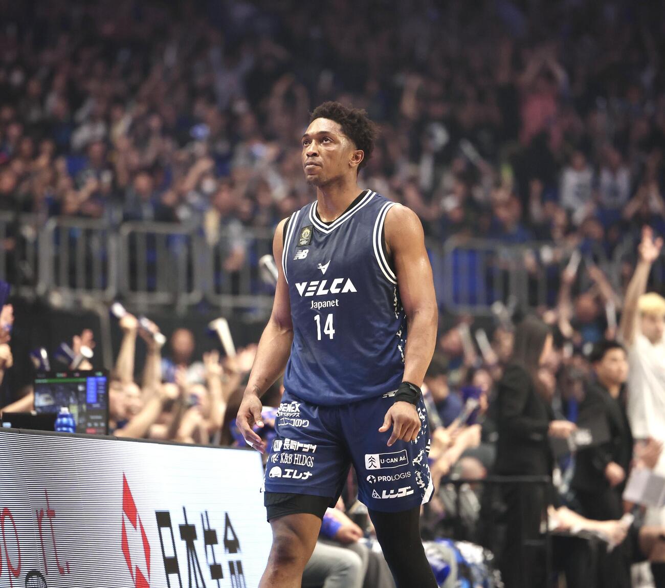 りそなBリーグ1部チャンピオンシップ決勝　第1戦　長崎対琉球　第2Q、ブザービーターで3点シュートを決めた長崎スタンリー・ジョンソン（撮影・宮地輝）＝2026年5月23日