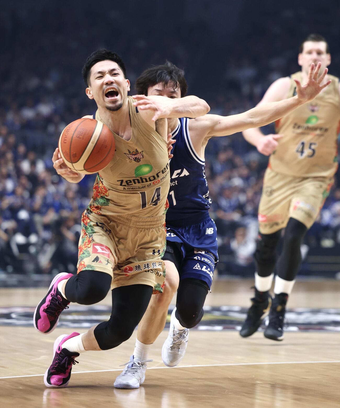 りそなBリーグ1部チャンピオンシップ決勝　第1戦　長崎対琉球　第2Q、果敢に攻め込む琉球岸本隆一（撮影・宮地輝）＝2026年5月23日