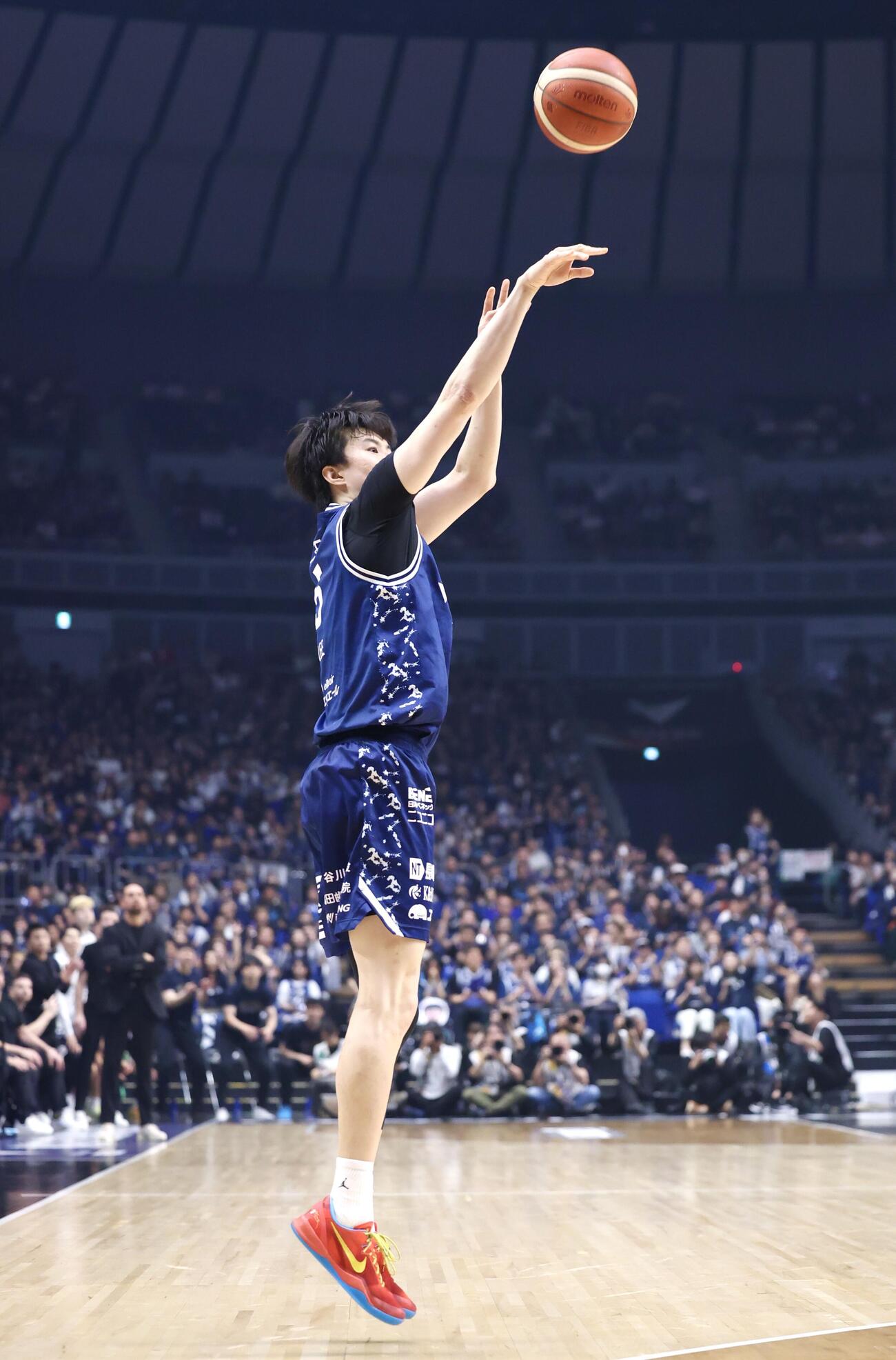 りそなBリーグ1部チャンピオンシップ決勝　第1戦　長崎対琉球　第3Q、3点シュートを決める長崎イ・ヒョンジュン（撮影・宮地輝）＝2026年5月23日