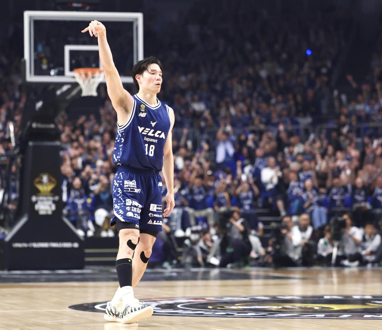 りそなBリーグ1部チャンピオンシップ決勝　第1戦　長崎対琉球　第3Q、3点シュートを決めた長崎馬場雄大（撮影・宮地輝）＝2026年5月23日