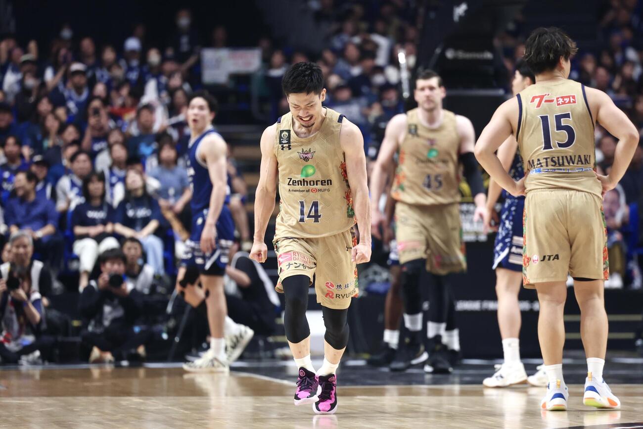 りそなBリーグ1部チャンピオンシップ決勝　第1戦　長崎対琉球　第4Q、2本のフリースローを沈めた琉球岸本隆一（撮影・宮地輝）