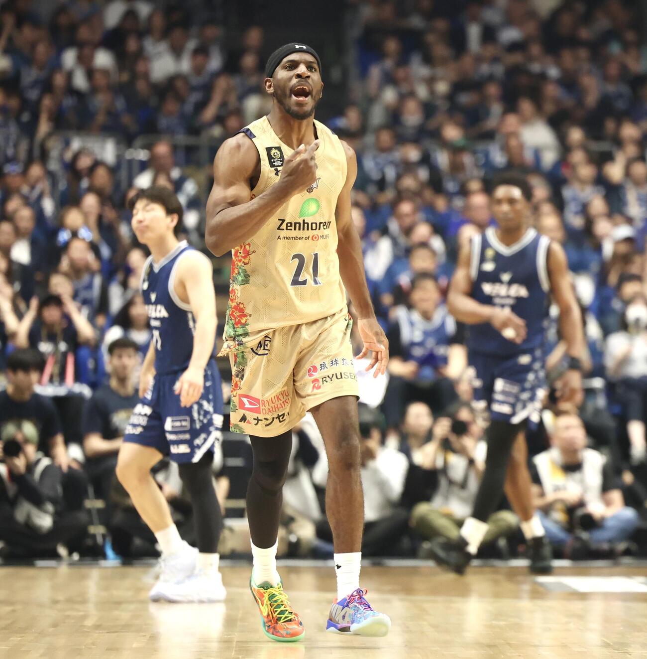 りそなBリーグ1部チャンピオンシップ決勝　第1戦　長崎対琉球　第4Q、3点シュートを決めた琉球デイミアン・ドットソン（撮影・宮地輝）＝2026年5月23日