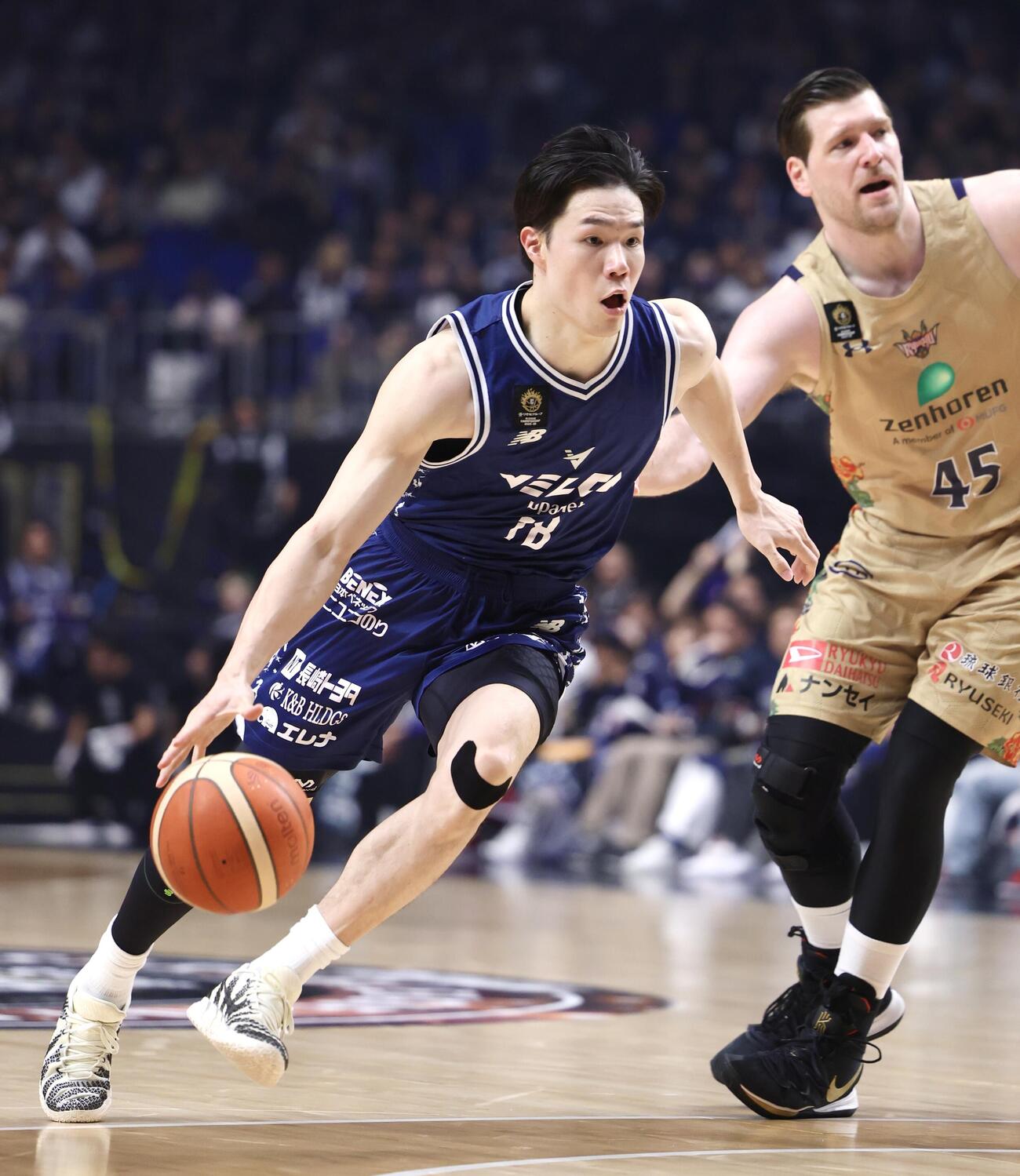 りそなBリーグ1部チャンピオンシップ決勝　第1戦　長崎対琉球　第3Q、果敢に攻め込む長崎馬場雄大（撮影・宮地輝）＝2026年5月23日