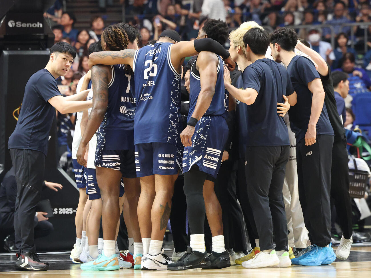 りそなBリーグ1部チャンピオンシップ決勝　第1戦　長崎対琉球　初戦を落としハドルを組む長崎の選手たち（撮影・宮地輝）＝2026年5月23日