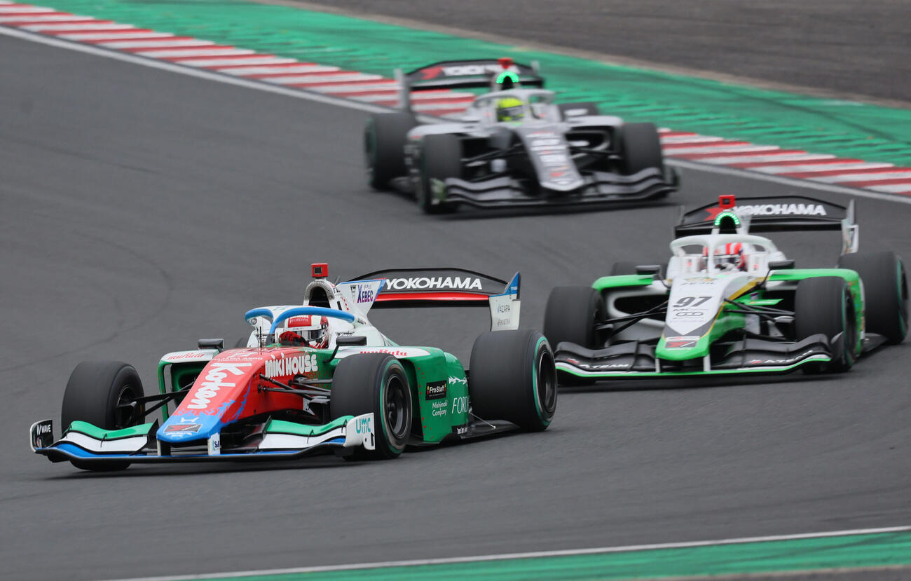 スーパーフォーミュラ第4戦　　序盤、8台のトレインの中央で走行するJuju（HAZAMA ANDO Triple Tree Racing）（撮影・宮崎幸一）