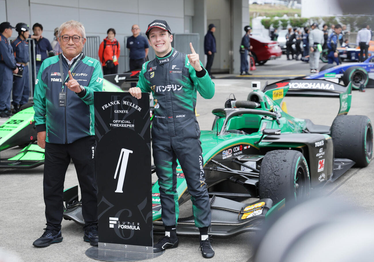 スーパーフォーミュラ第4戦を制したサッシャ･フェネストラズ（VANTELIN TEAM TOM’S）。左はTOM’Sの舘信秀監督（撮影・宮崎幸一）