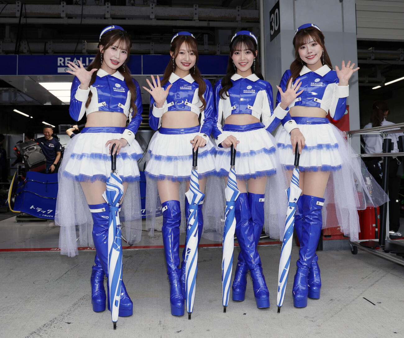 スーパーフォーミュラ第4戦　ピットウォークで笑顔を見せるチームスタッフ（撮影・宮崎幸一）