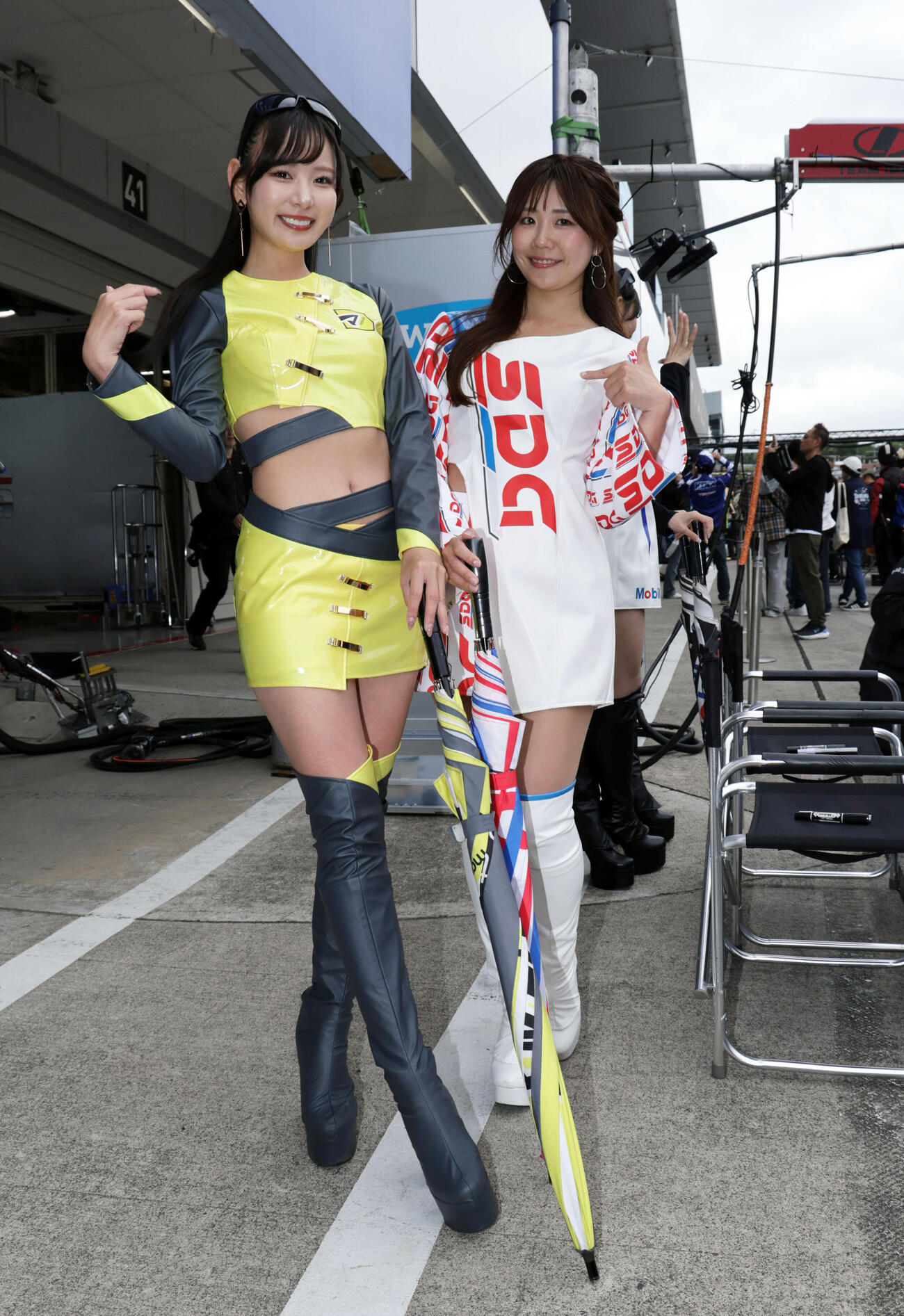 スーパーフォーミュラ第4戦　ピットウォークで笑顔を見せるチームスタッフ（撮影・宮崎幸一）