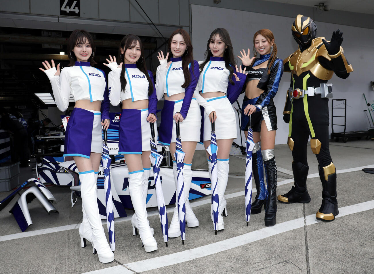 スーパーフォーミュラ第4戦　ピットウォークで笑顔を見せるチームスタッフ（撮影・宮崎幸一）