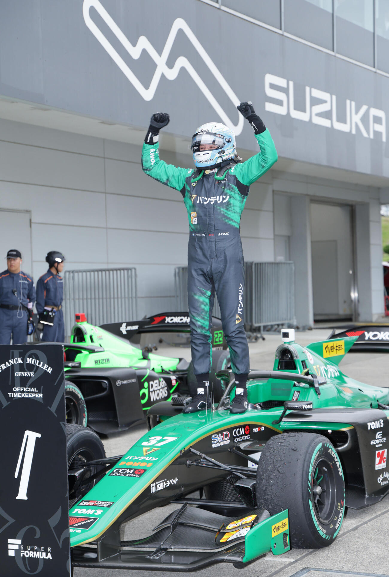 スーパーフォーミュラ第4戦で優勝しマシンの上でガッツポーズするサッシャ･フェネストラズ（撮影・宮崎幸一）