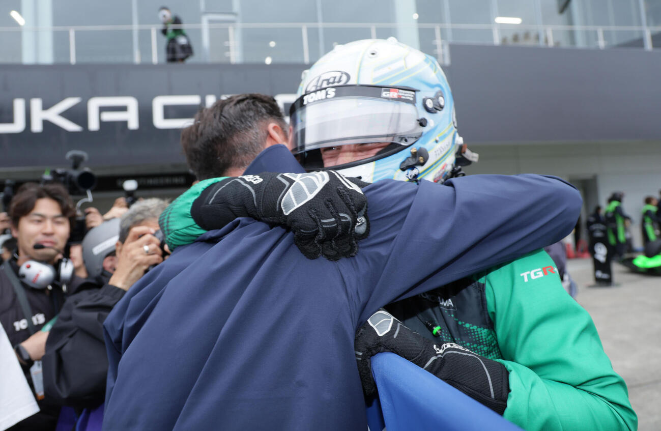 スーパーフォーミュラ第4戦で優勝しチームクルーと抱き合うサッシャ･フェネストラズ（撮影・宮崎幸一）