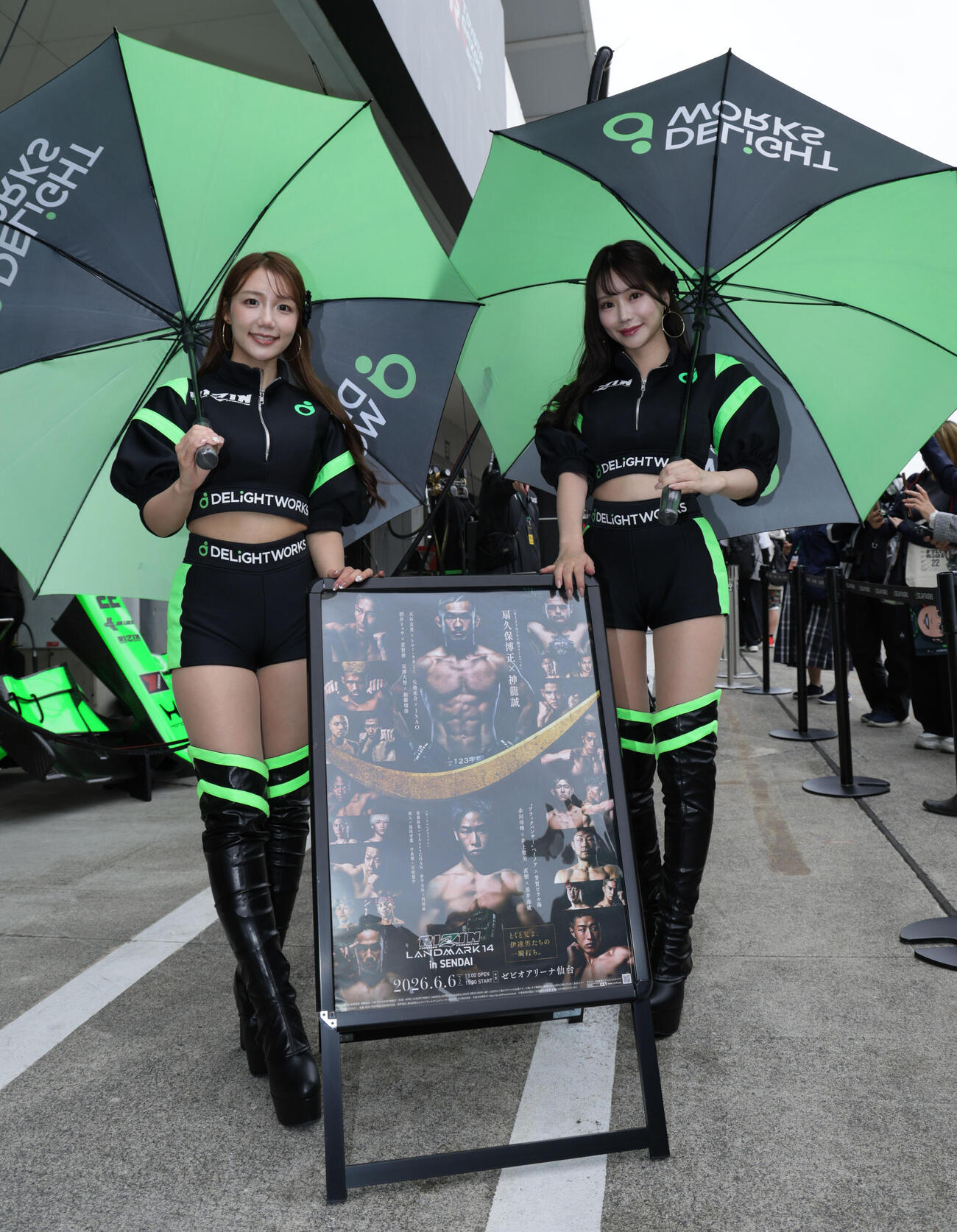 スーパーフォーミュラ第4戦　ピットウォークで笑顔を見せるチームスタッフ（撮影・宮崎幸一）