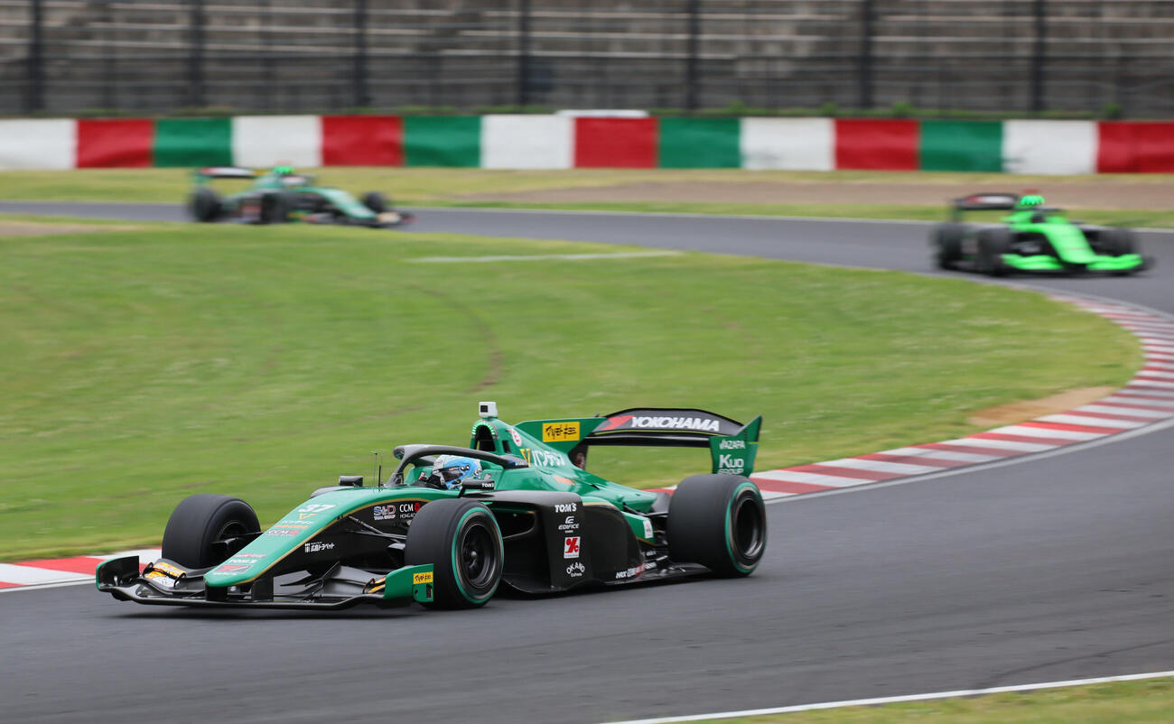 スーパーフォーミュラ第4戦で先頭を走る、、優勝したサッシャ･フェネストラズ。右後方は2位の松下信治、左後方は3位の坪井翔（撮影・宮崎幸一）