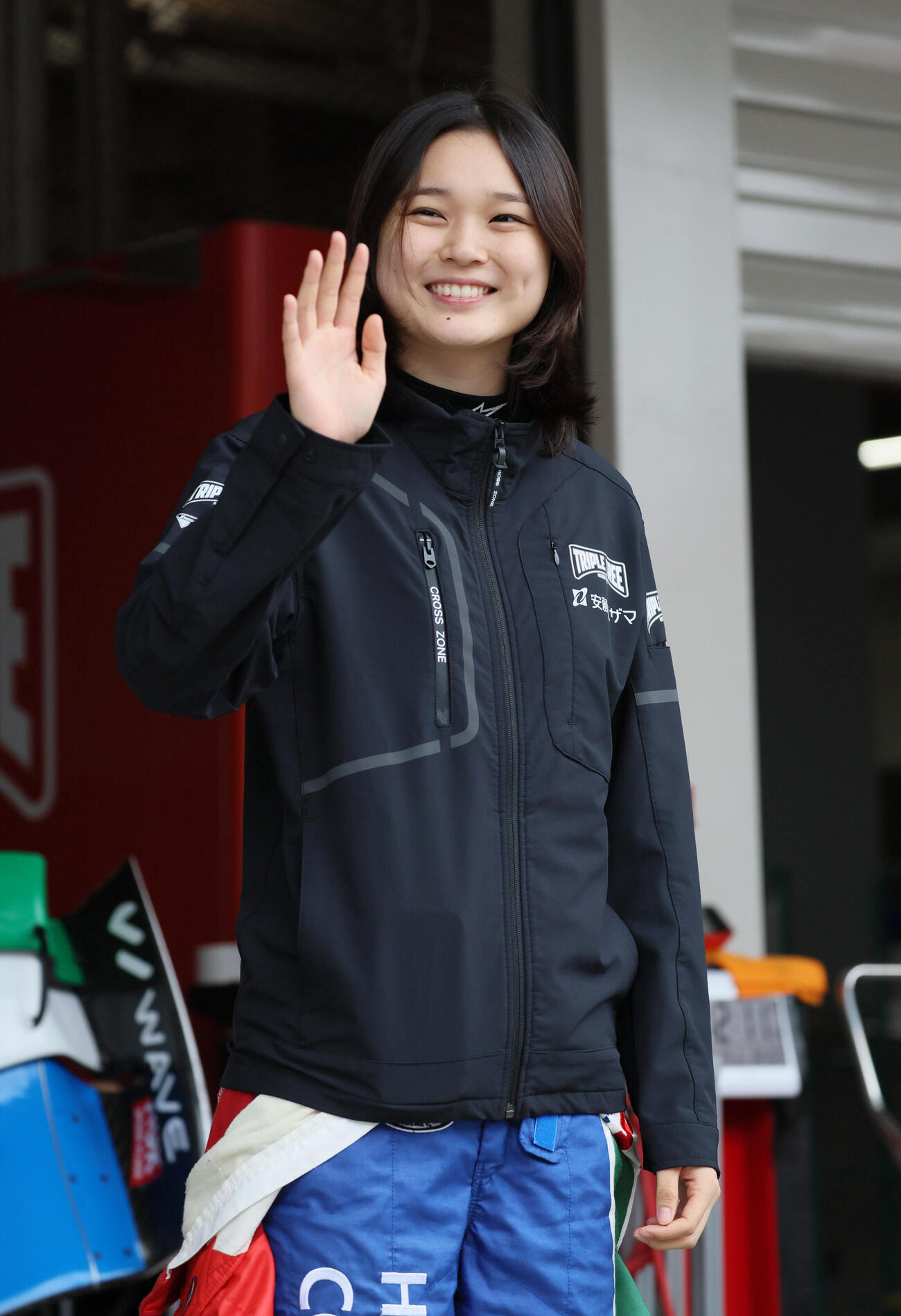 スーパーフォーミュラ第4戦ピットウォークで笑顔を見せるHAZAMA ANDO Triple Tree RacingのJuju（野田樹潤）（撮影・宮崎幸一）