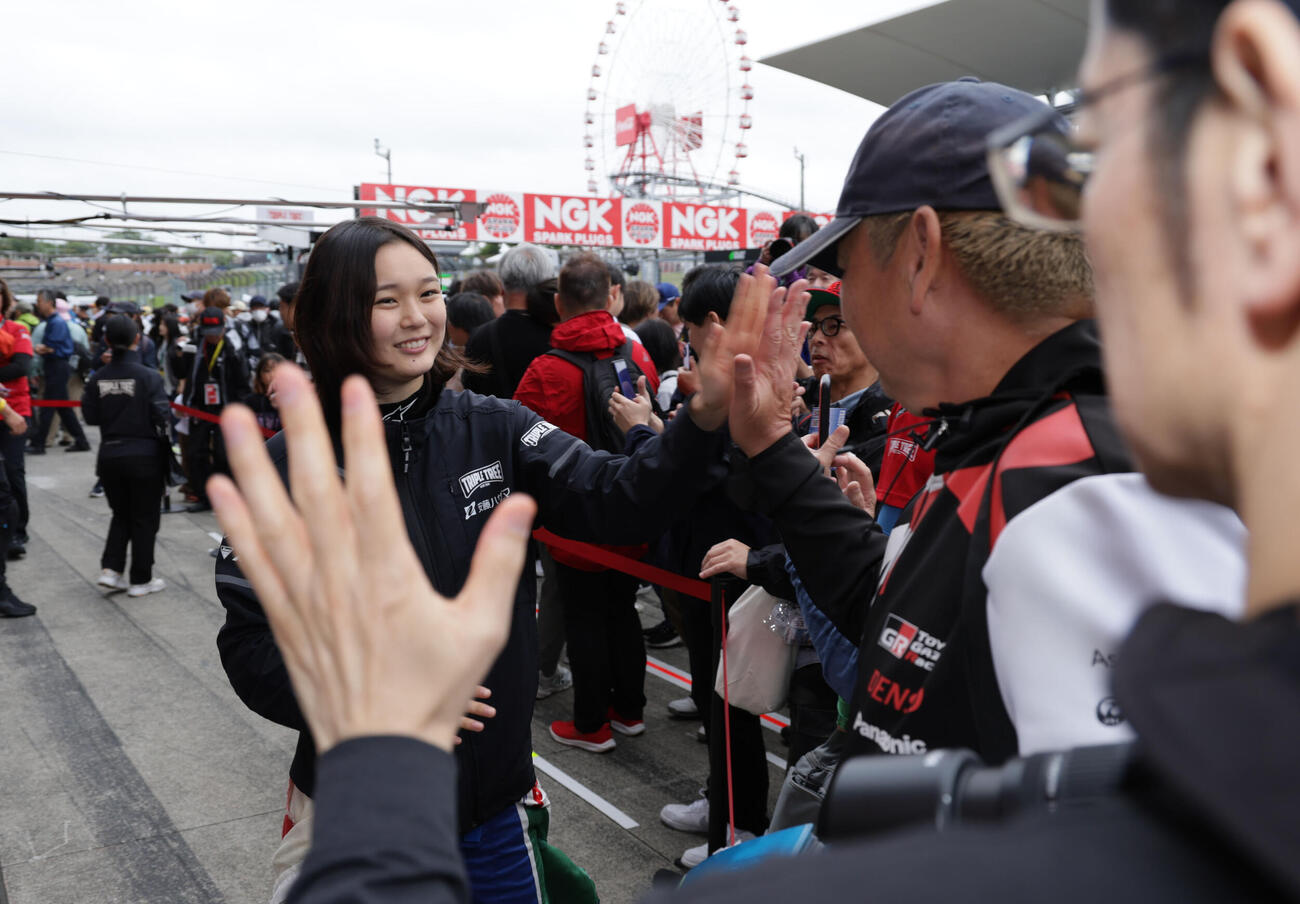 スーパーフォーミュラ第4戦ピットウォークでファンとハイタッチするHAZAMA ANDO Triple Tree RacingのJuju（野田樹潤）（撮影・宮崎幸一）
