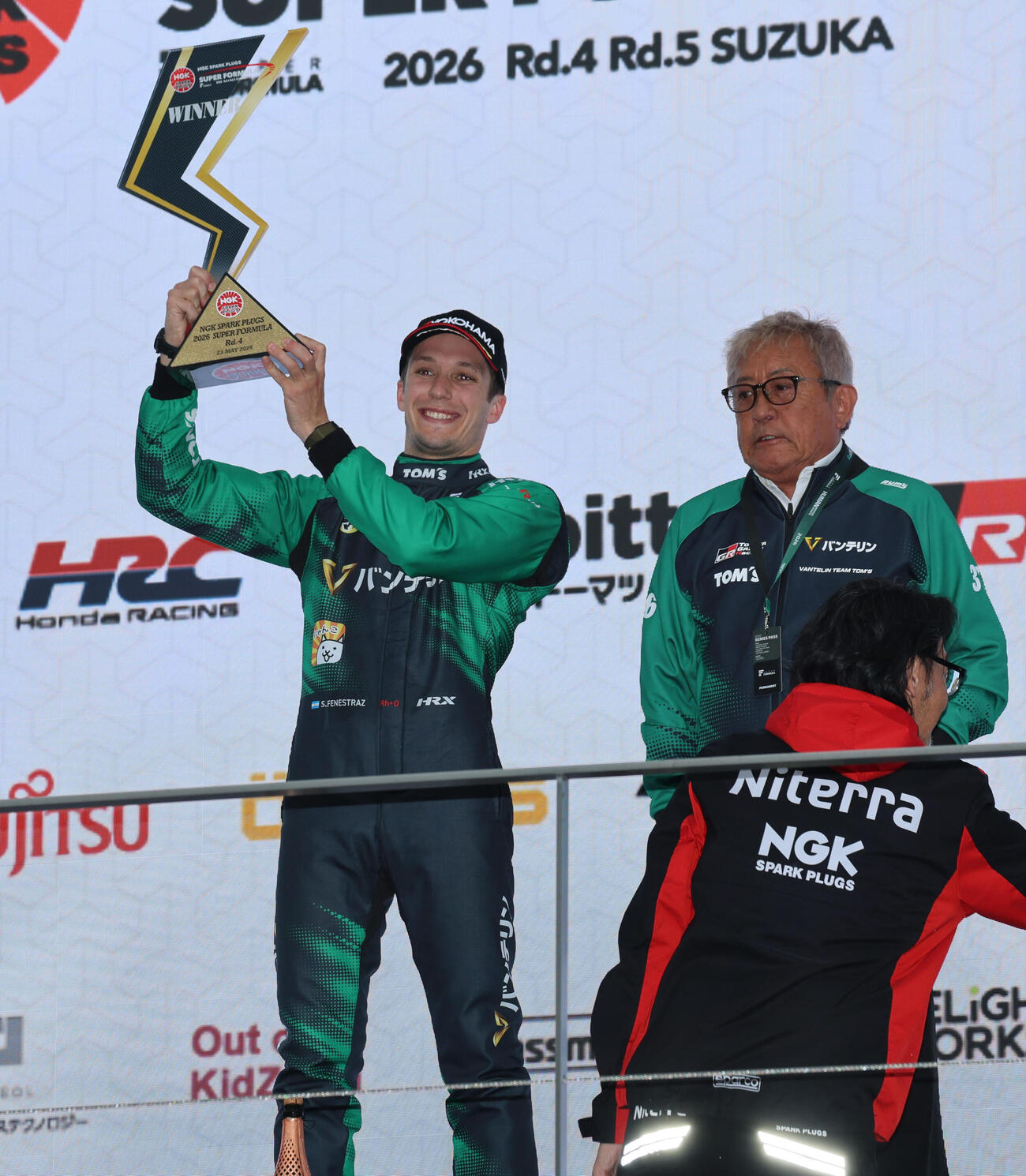 スーパーフォーミュラ第4戦を制したサッシャ･フェネストラズ（VANTELIN TEAM TOM’S）。右はTOM’Sの舘信秀監督（撮影・宮崎幸一）＝2026年5月23日