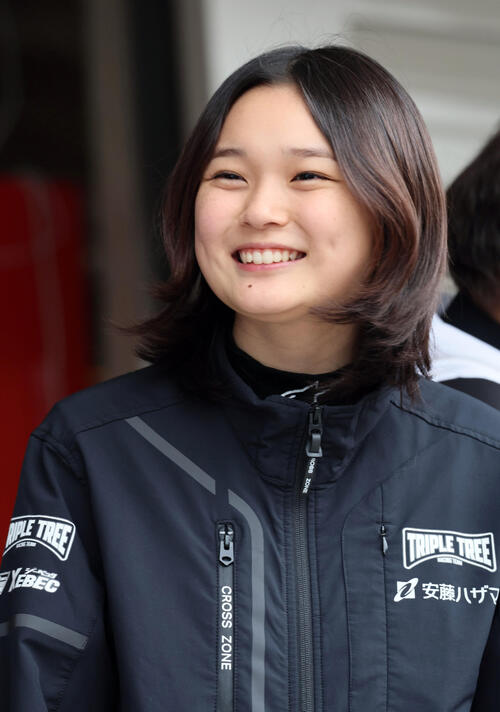 スーパーフォーミュラ第4戦ピットウォークで笑顔を見せるHAZAMA ANDO Triple Tree RacingのJuju（野田樹潤）（撮影・宮崎幸一）＝2026年5月23日