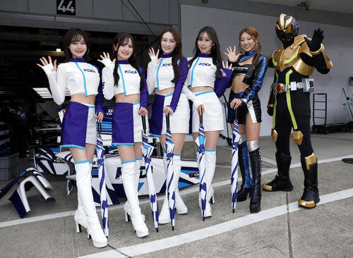 スーパーフォーミュラ第4戦　ピットウォークで笑顔を見せるチームスタッフ（撮影・宮崎幸一）＝2026年5月23日