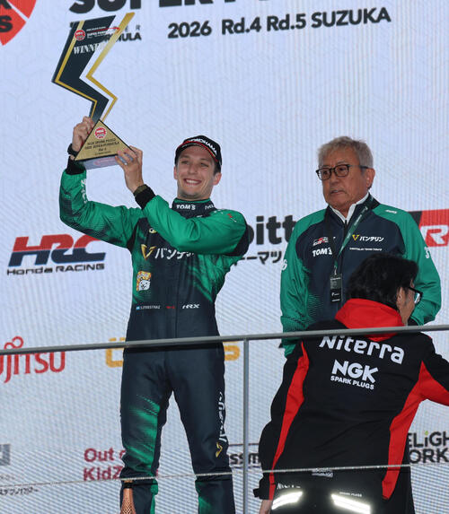 スーパーフォーミュラ第4戦を制したサッシャ･フェネストラズ（VANTELIN TEAM TOM’S）。右はTOM’Sの舘信秀監督（撮影・宮崎幸一）＝2026年5月23日