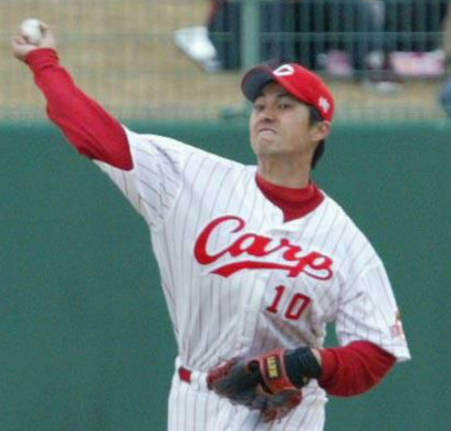 本塁へ返球する広島比嘉寿光(06年3月12日撮影)