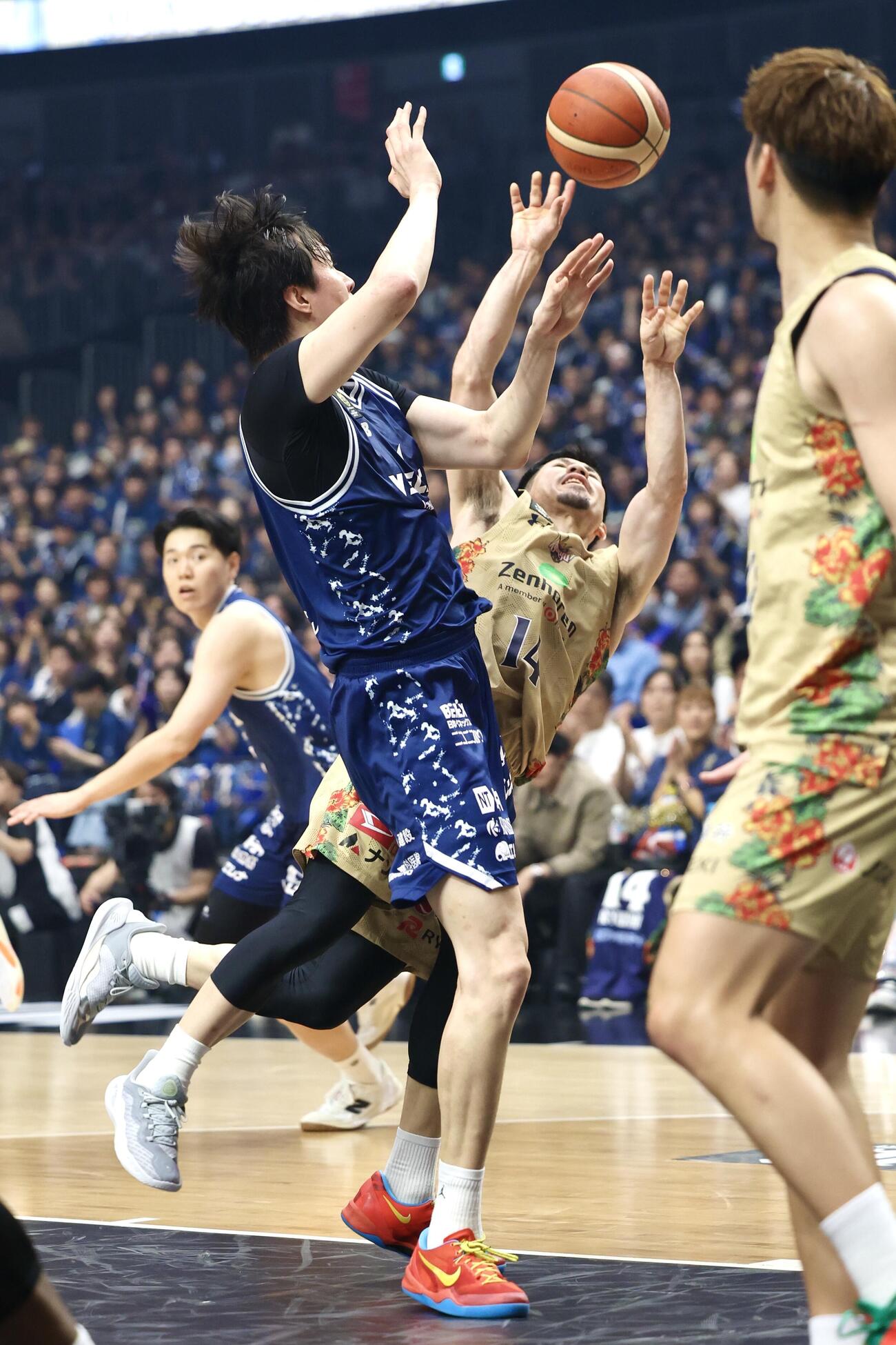 りそなBリーグ1部チャンピオンシップ決勝　第2戦　長崎対琉球　第2Q、ファウルを受ける琉球岸本隆一（撮影・宮地輝）＝2026年5月24日