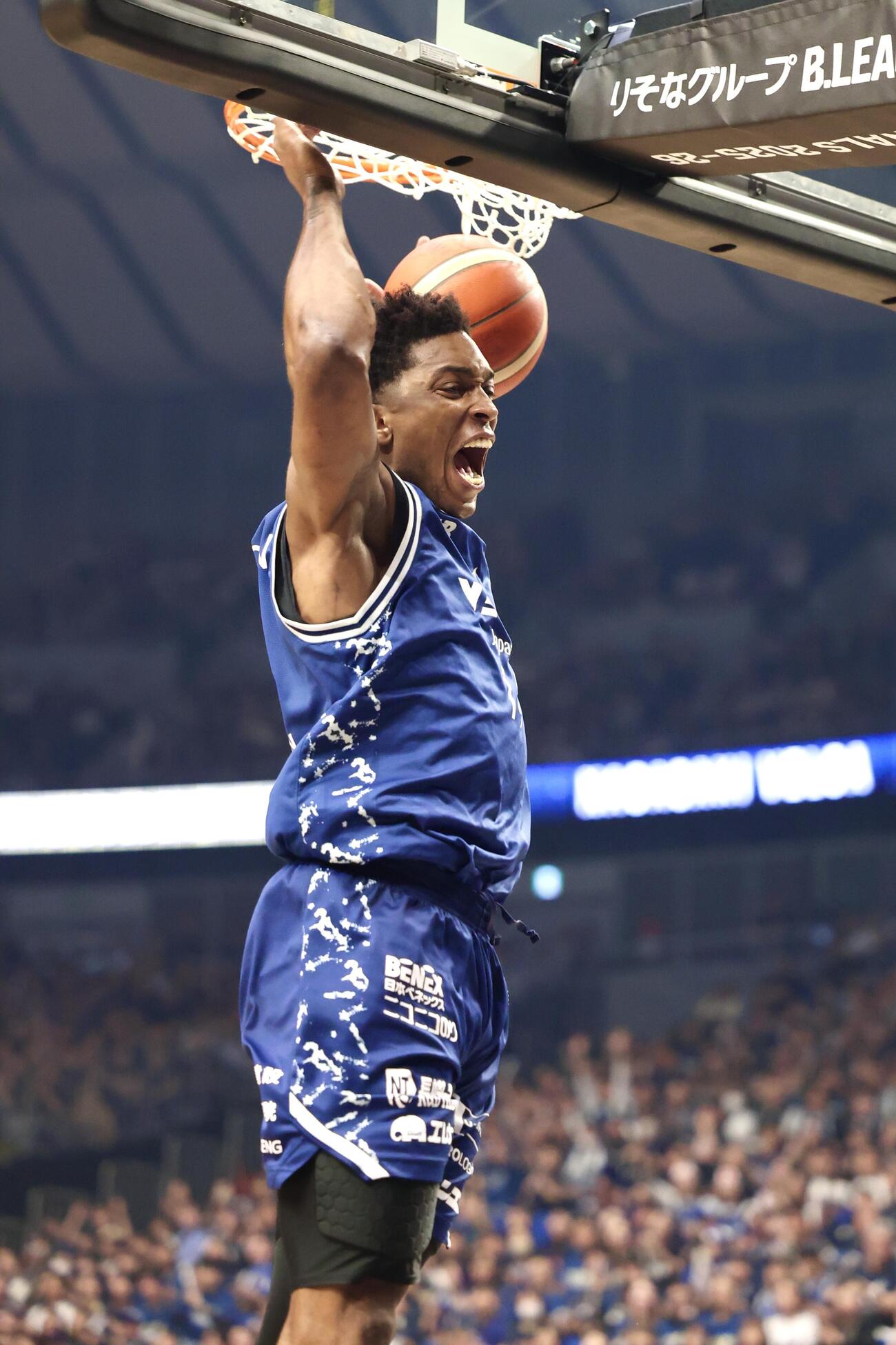 りそなBリーグ1部チャンピオンシップ決勝　第2戦　長崎対琉球　第3Q、ダンクシュートを決める長崎スタンリー・ジョンソン（撮影・宮地輝）＝2026年5月24日