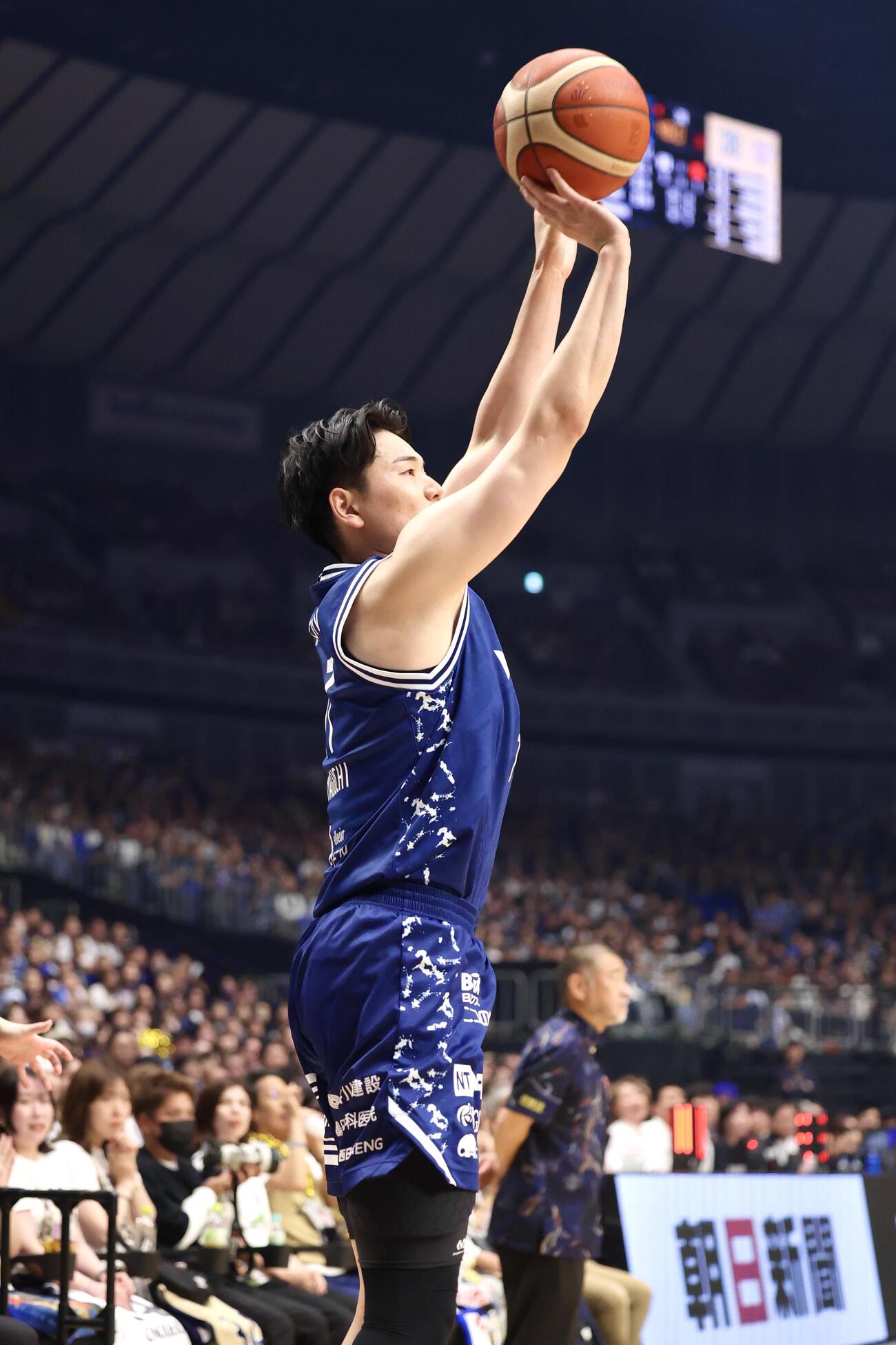 りそなBリーグ1部チャンピオンシップ決勝　第2戦　長崎対琉球　第3Q、3点シュートを決める長崎山口颯斗（撮影・宮地輝）