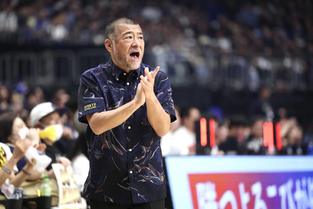 りそなBリーグ1部チャンピオンシップ決勝　第2戦　長崎対琉球　第4Q、手をたたき声を出す琉球桶谷大監督（撮影・宮地輝）＝2026年5月24日
