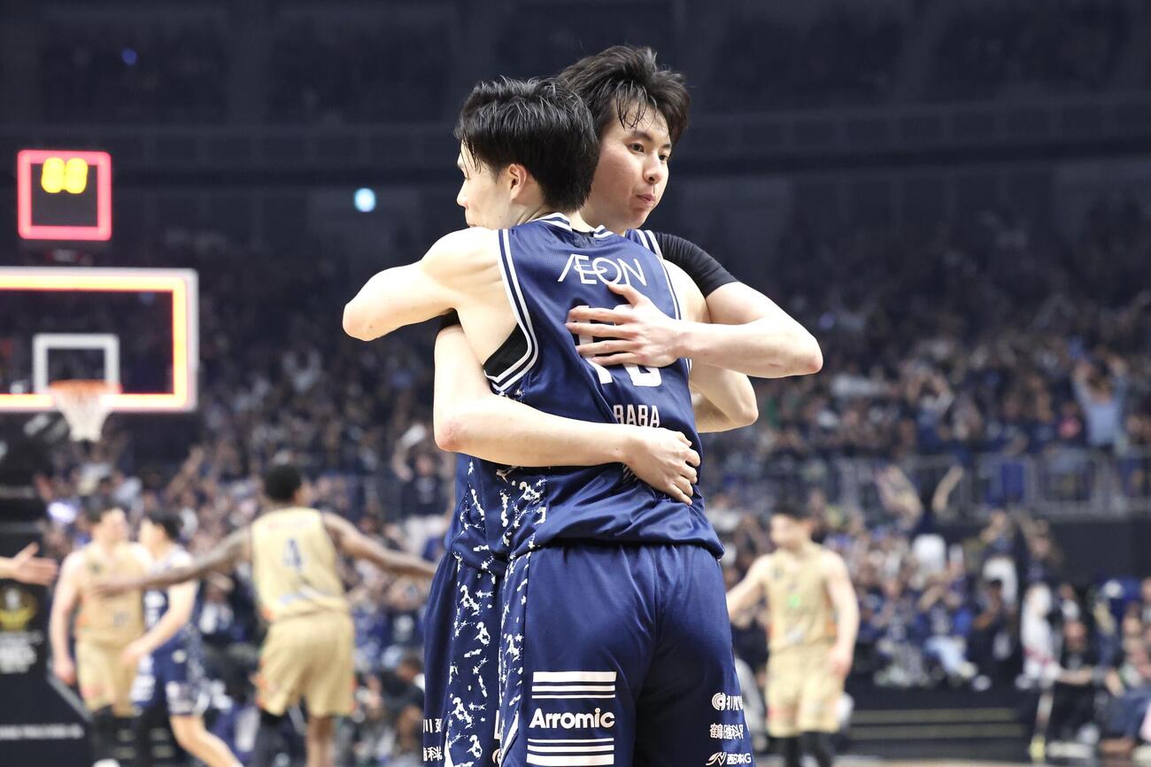 りそなBリーグ1部チャンピオンシップ決勝　第2戦　長崎対琉球　2戦目を制し長崎馬場雄大（手前）とハグするイ・ヒョンジュン（撮影・宮地輝）