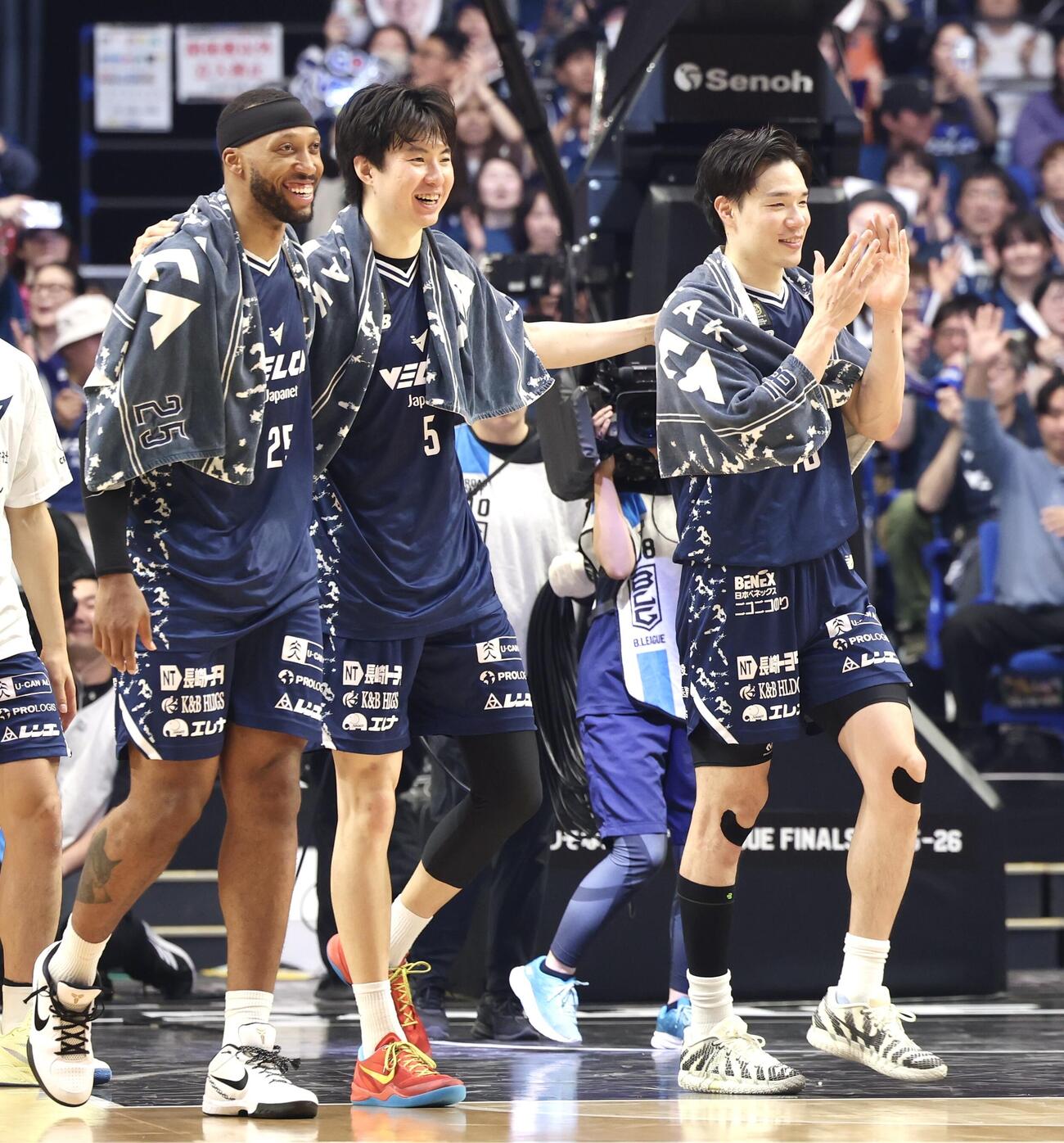 りそなBリーグ1部チャンピオンシップ決勝　第2戦　長崎対琉球　2戦目を制し笑顔を見せる長崎アキル・ミッチェル（左）、イ・ヒョンジュン（中央）、馬場雄大（撮影・宮地輝）＝2026年5月24日