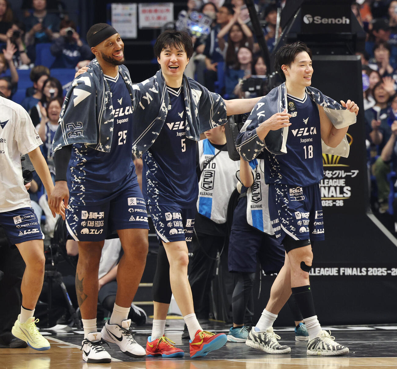 りそなBリーグ1部チャンピオンシップ決勝　第2戦　長崎対琉球　2戦目を制し笑顔を見せる長崎アキル・ミッチェル（左）、イ・ヒョンジュン（中央）、馬場雄大（撮影・宮地輝）＝2026年5月24日