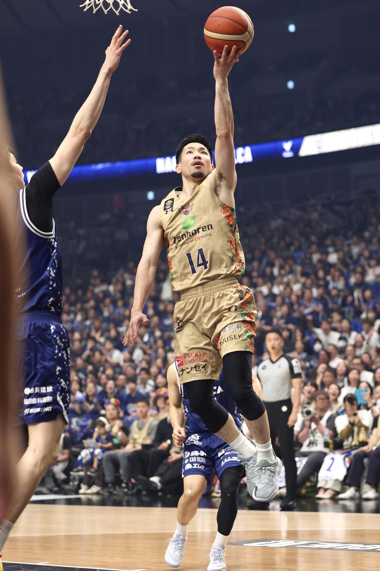 りそなBリーグ1部チャンピオンシップ決勝　第2戦　長崎対琉球　第1Q、レイアップシュートを決める琉球岸本隆一（撮影・宮地輝）＝2026年5月24日