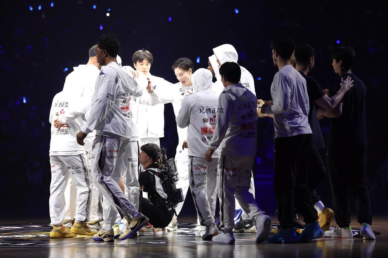 りそなBリーグ1部チャンピオンシップ決勝　第2戦　長崎対琉球　試合前、ハドルを組む長崎の選手たち（撮影・宮地輝）＝2026年5月24日