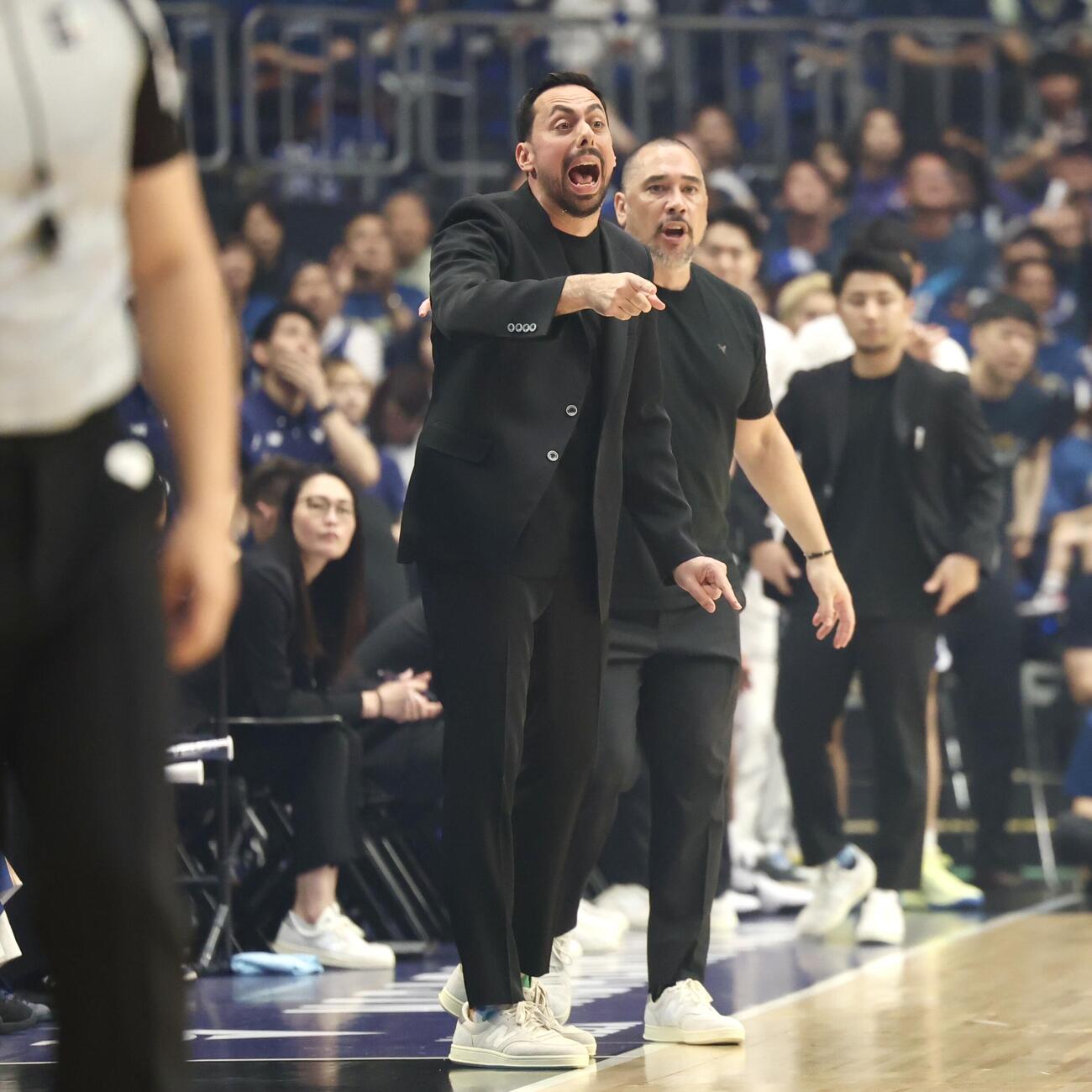 りそなBリーグ1部チャンピオンシップ決勝　第2戦　長崎対琉球　第1Q、指示を出す長崎モーディ・マオール監督（撮影・宮地輝）＝2026年5月24日