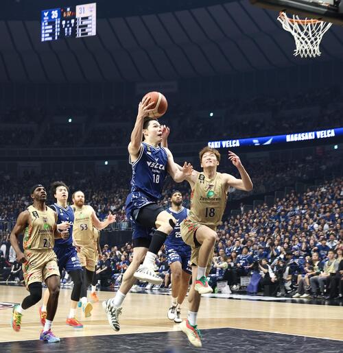 りそなBリーグ1部チャンピオンシップ決勝 第2戦 長崎対琉球 第3Q、レイアップシュートを決める長崎馬場雄大(撮影・宮地輝)=2026年5月24日