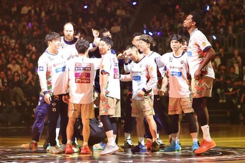 りそなBリーグ1部チャンピオンシップ決勝 第2戦 長崎対琉球 試合前、円陣を組む琉球の選手たち(撮影・宮地輝)=2026年5月24日