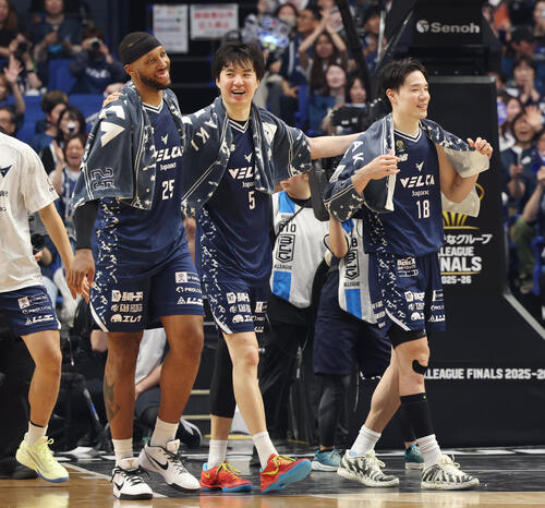 りそなBリーグ1部チャンピオンシップ決勝 第2戦 長崎対琉球 2戦目を制し笑顔を見せる長崎アキル・ミッチェル(左)、イ・ヒョンジュン(中央)、馬場雄大(撮影・宮地輝)=2026年5月24日