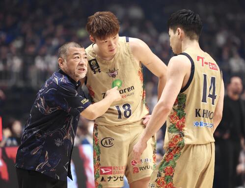 りそなBリーグ1部チャンピオンシップ決勝 第2戦 長崎対琉球 第2Q、琉球脇真大(中央)と岸本隆一(右)に指示を出す桶谷大監督(撮影・宮地輝)=2026年5月24日
