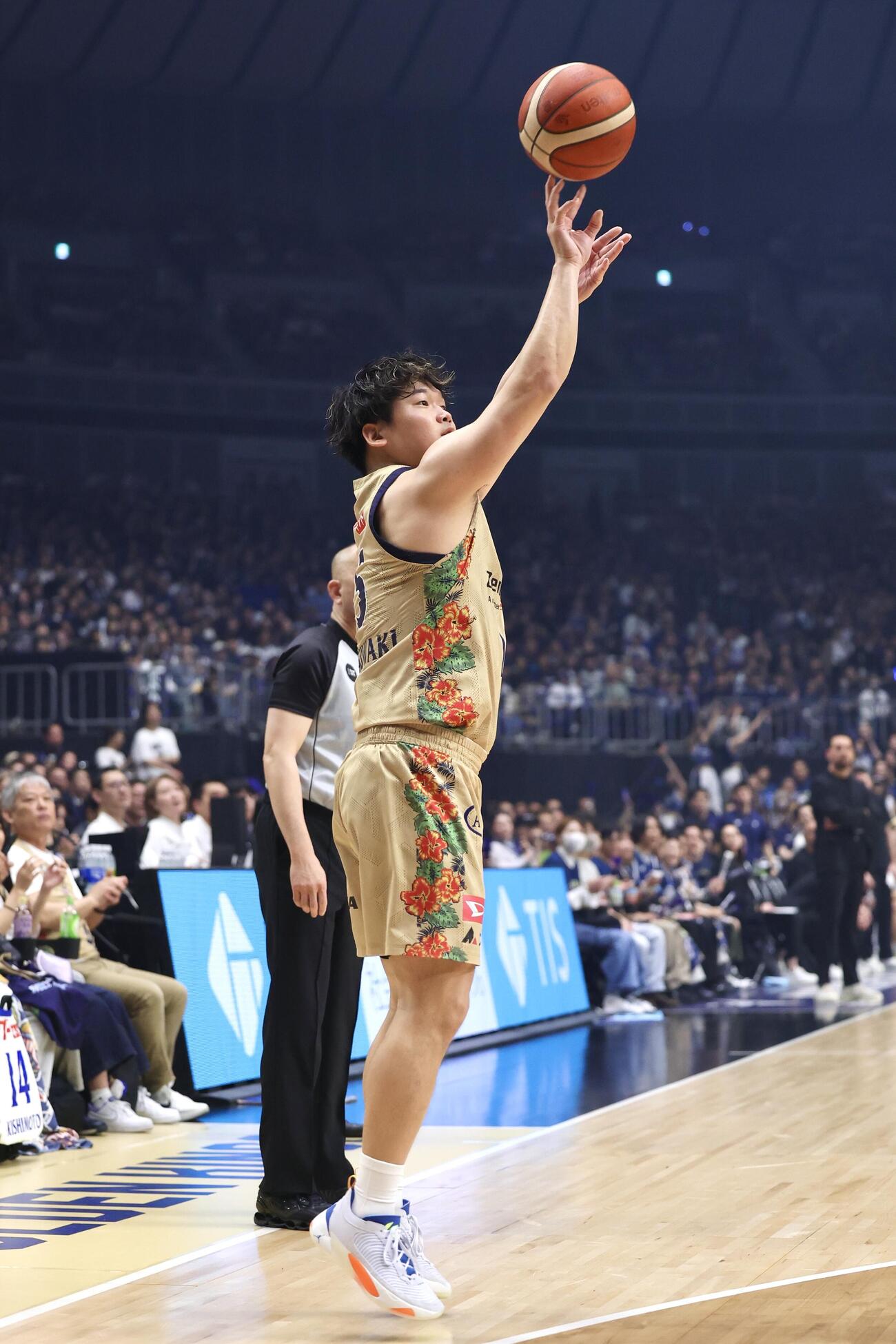 りそなBリーグ1部チャンピオンシップ決勝　第2戦　長崎対琉球　第1Q、3点シュートを決める琉球松脇圭志（撮影・宮地輝）＝2026年5月24日