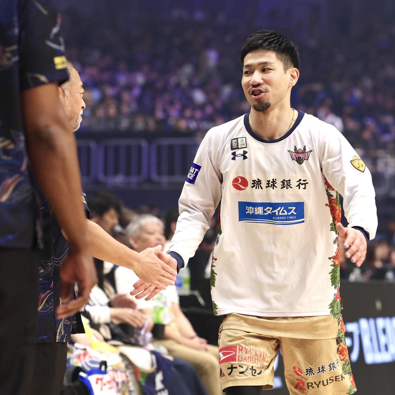 りそなBリーグ1部チャンピオンシップ決勝　第2戦　長崎対琉球　試合前、琉球桶谷大監督（左）とタッチを交わす岸本隆一（撮影・宮地輝）＝2026年5月24日