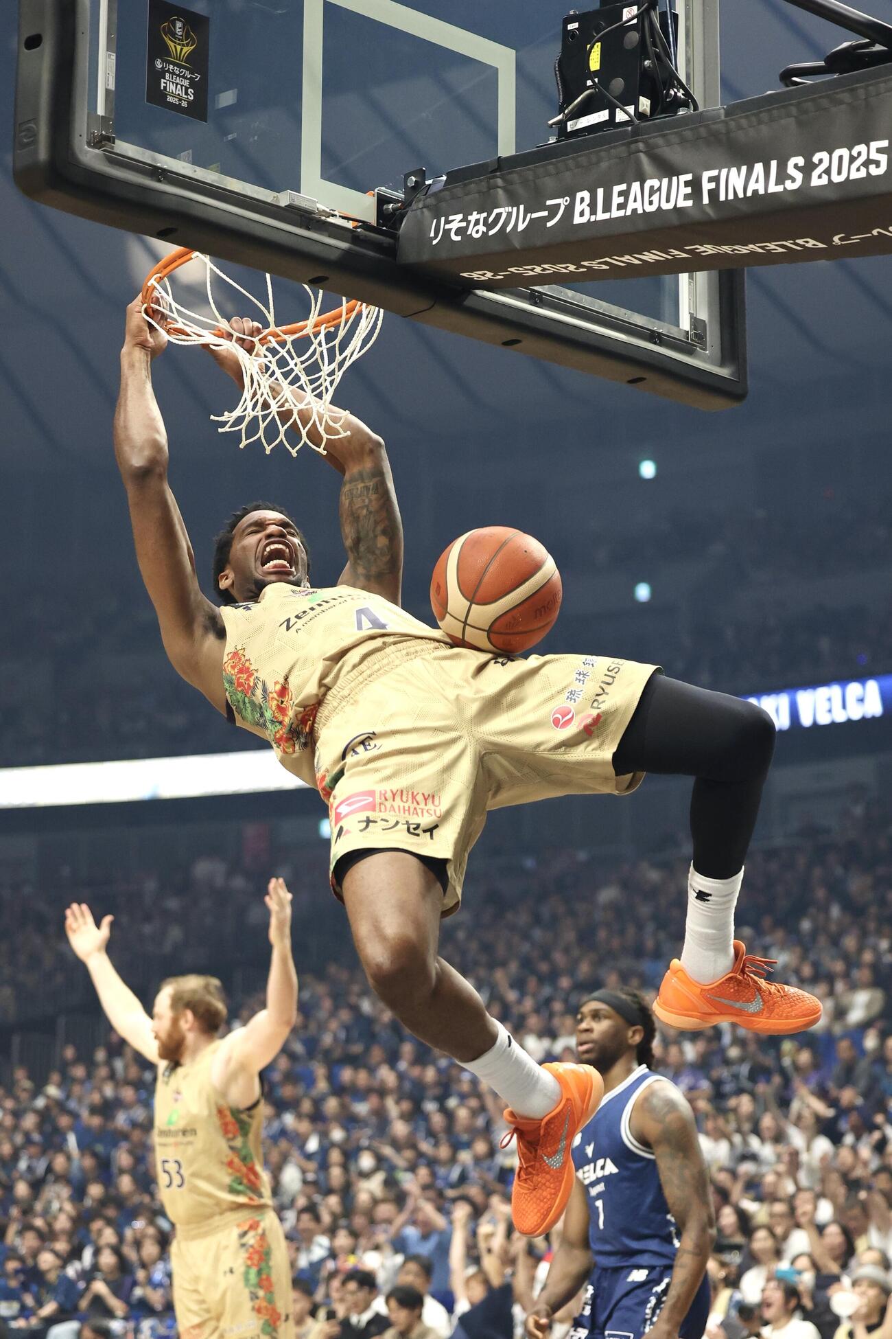 りそなBリーグ1部チャンピオンシップ決勝　第2戦　長崎対琉球　第1Q、ダンクシュートを決める琉球ヴィック・ロー（撮影・宮地輝）＝2026年5月24日