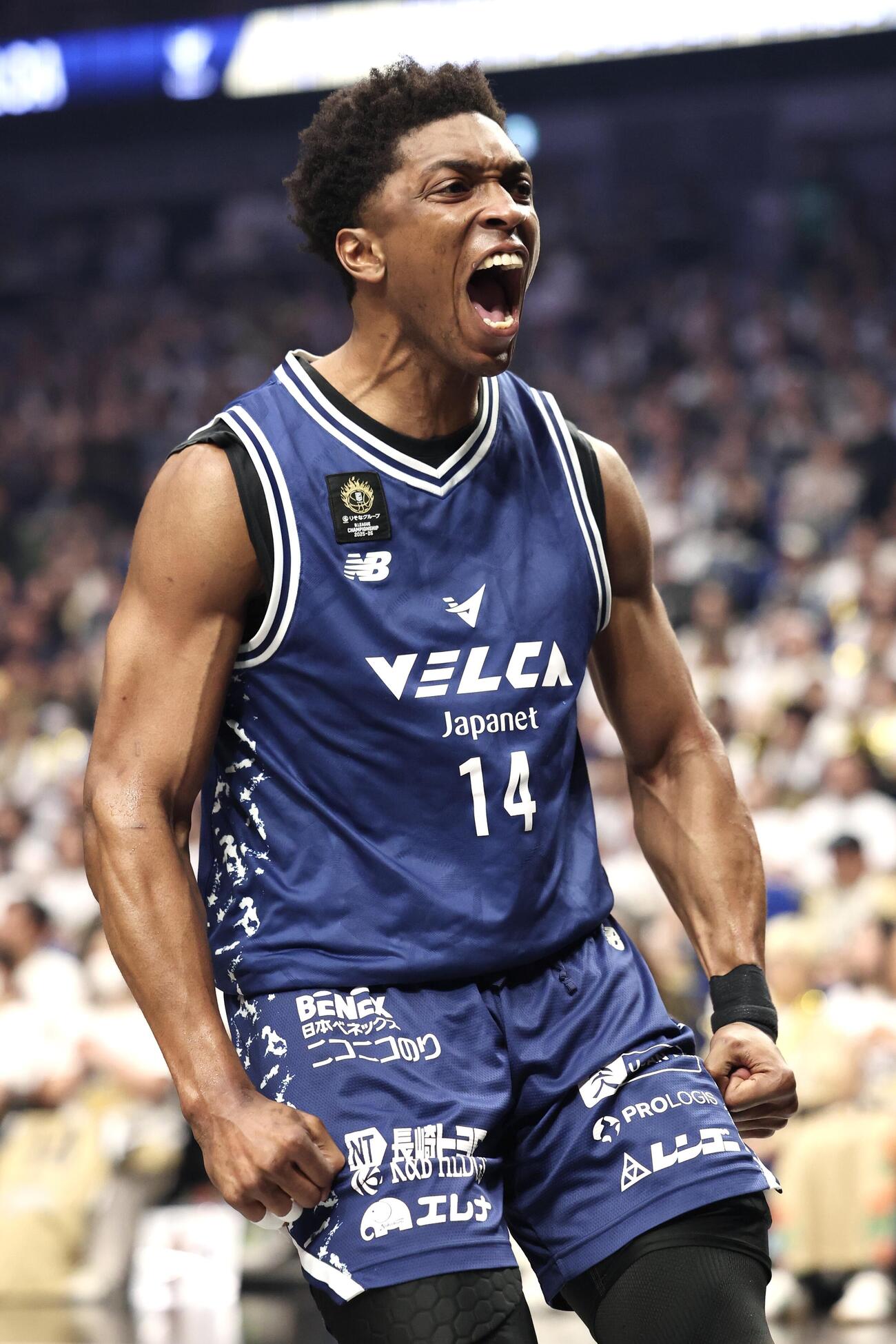 りそなBリーグ1部チャンピオンシップ決勝　第2戦　長崎対琉球　第3Q、ダンクシュートを決め雄たけびを上げる長崎スタンリー・ジョンソン（撮影・宮地輝）＝2026年5月24日
