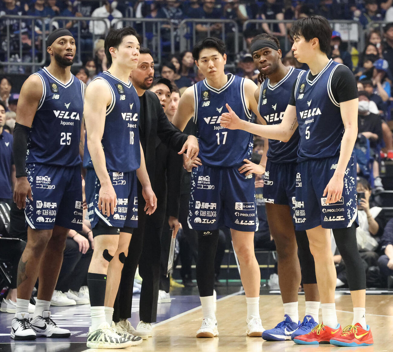 長崎対琉球　第4Q、集まり言葉を交わす、左から長崎アキル・ミッチェル、馬場雄大、モーディ・マオール監督、山口颯斗、ジャレル・ブラントリー、イ・ヒョンジュン（撮影・宮地輝）