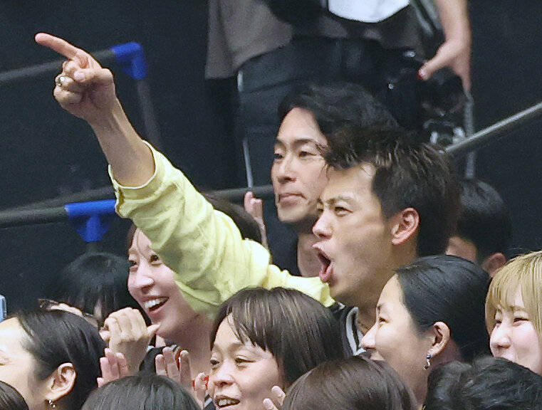 長崎対琉球　長崎馬場雄大のヒーローインタビューに盛り上がる竹内涼真（撮影・宮地輝）