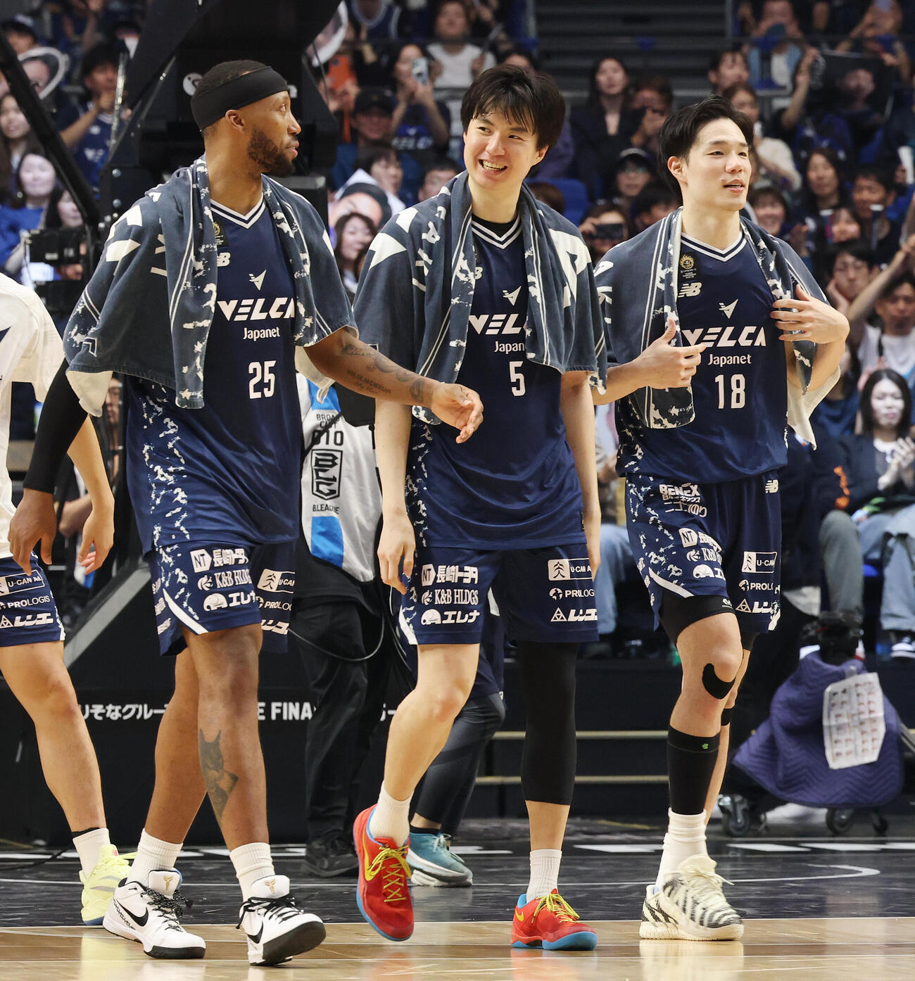 長崎対琉球　2戦目を制し笑顔を見せる長崎アキル・ミッチェル（左）、イ・ヒョンジュン（中央）、馬場雄大（撮影・宮地輝）