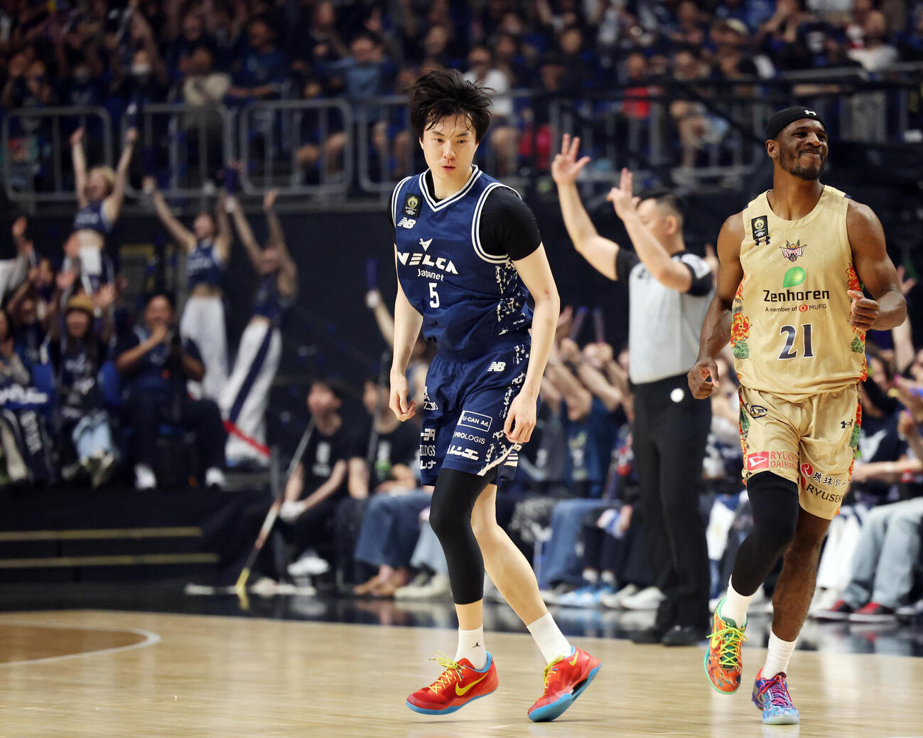 長崎対琉球　第1Q、3点シュートを決めた長崎イ・ヒョンジュン（撮影・宮地輝）