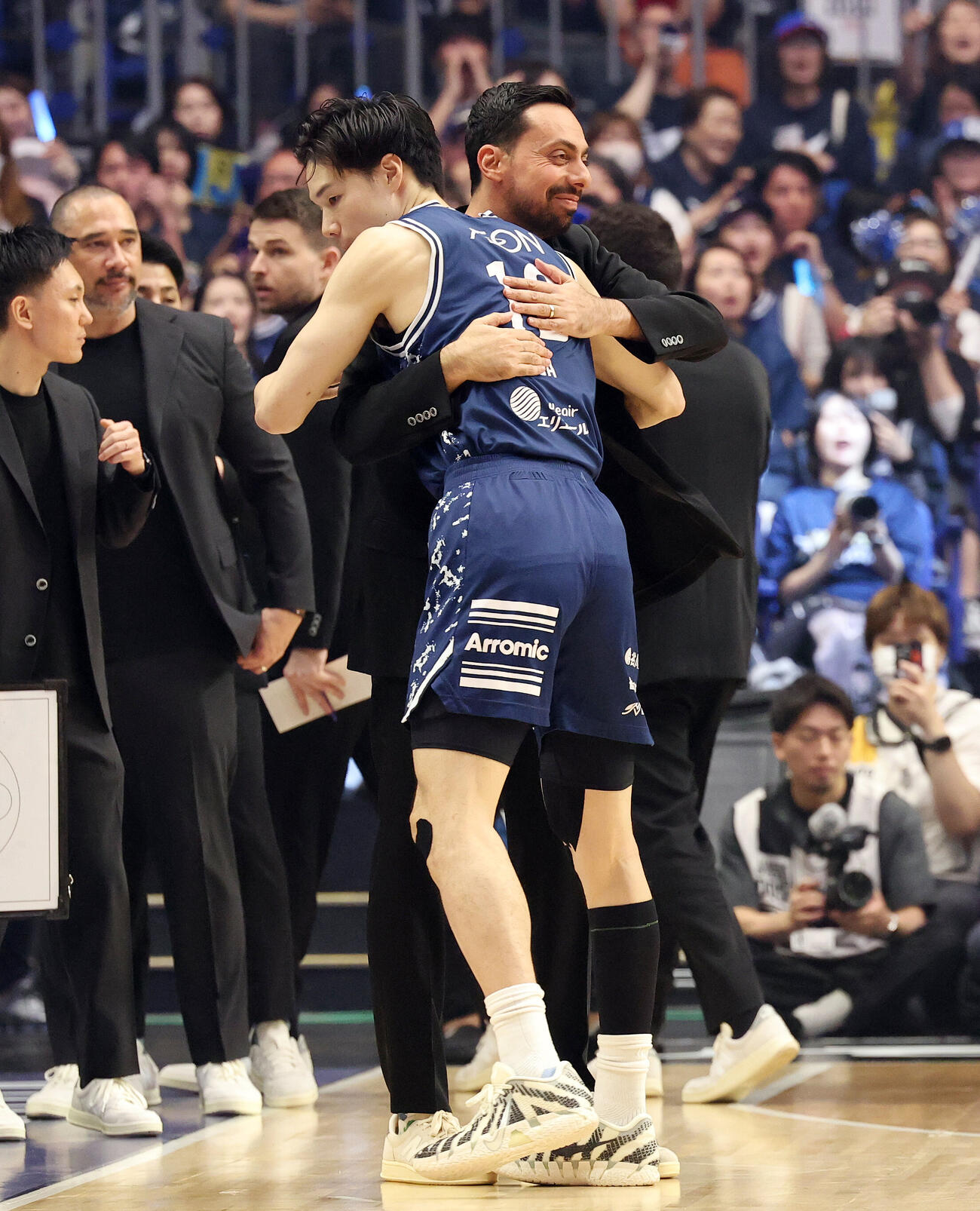 長崎対琉球　試合前、ハグする長崎馬場雄大（手前）とモーディ・マオール監督（撮影・宮地輝）