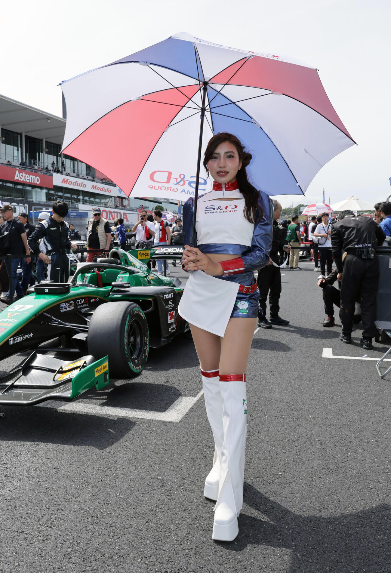 スーパーフォーミュラ第5戦のスターティンググリッドで笑顔を見せるチームスタッフ（撮影・宮崎幸一）
